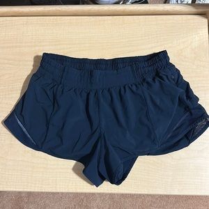 LULULEMON Hotty Hot Low-Rise Lined Short 2.5 (navy)